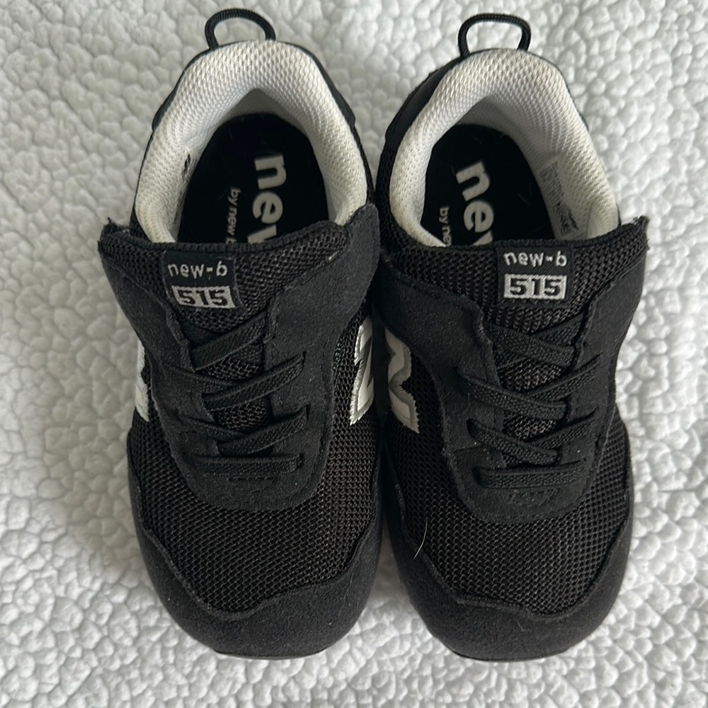 New Balance Black and White Sneakers Sleek Minimalist Design